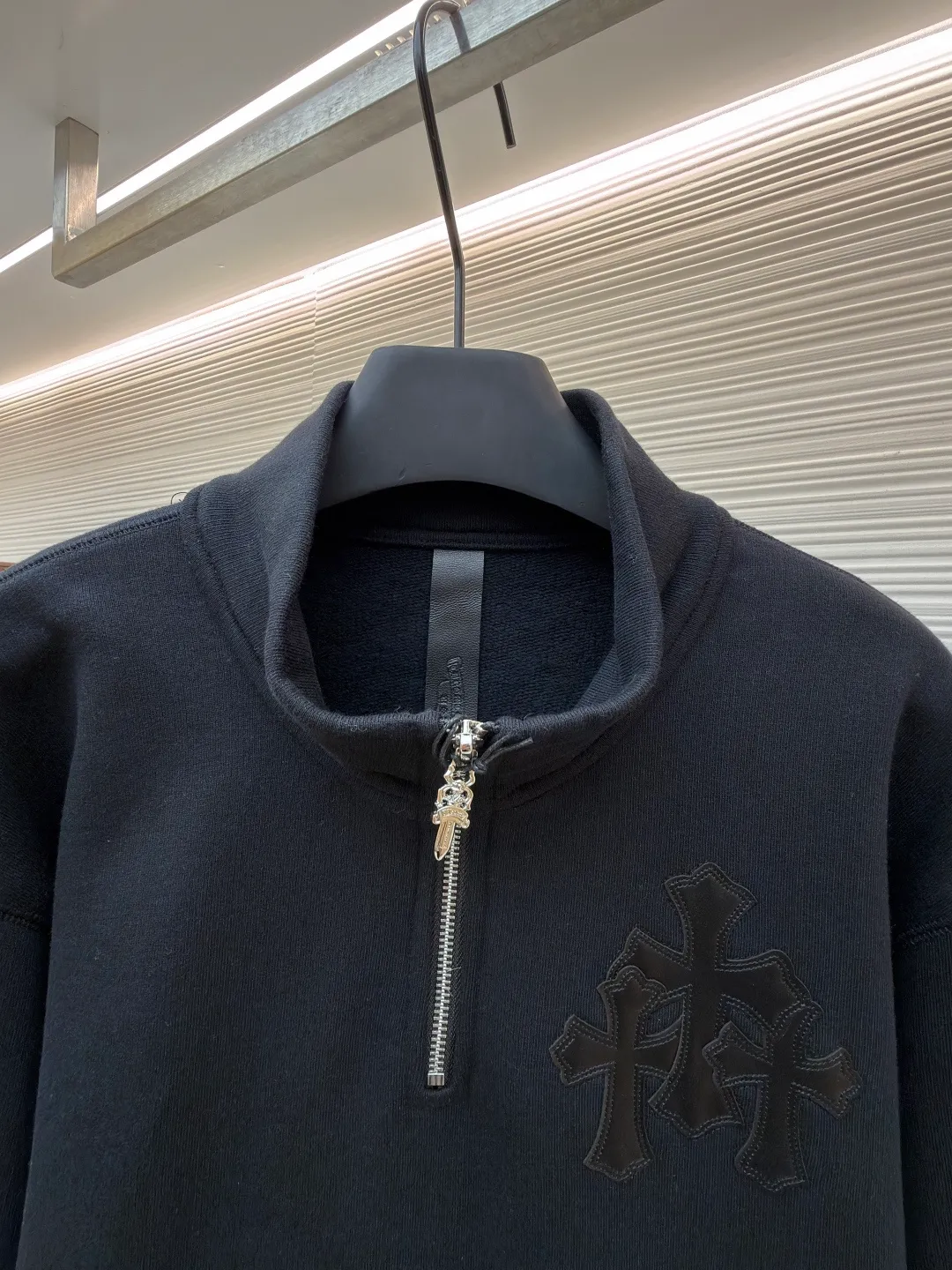Chrome Hearts leather cross half-zip sweatshirt ●Original version: purchased and developed in 20999 ●Item number: 16802137-A75 ●Material: cotton fabric ●Technology: leather production ●Color: black ●Version: fitted version ●Weight: about 920 grams ●Size: S-M-L-XL ●Description: Made of high-weight pure cotton terry fabric, pre-shrunk to ensure wearing stability, three-dimensional leather cross labeling The half-zip neckline is equipped with a dagger-shaped zipper pull, combined with a curved hem and a kangaroo pocket. The overall wiring is straight and delicate, the fabric is comfortable and soft, and the color is consistent without color difference. It can be matched with the same style to create a fashionable look and control various occasions. Customized accessories, complete with three standards, same style for men and women!